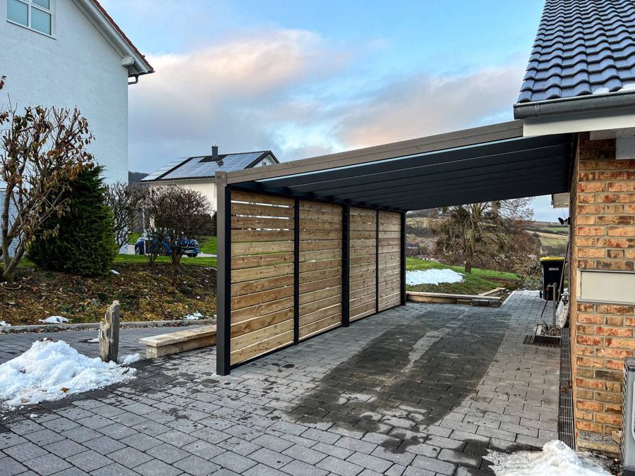 Carport mit Holzwand