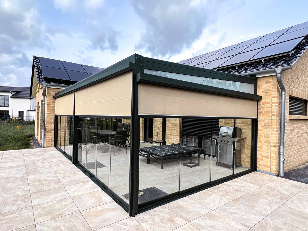 Pergola mit Glasschiebewänden auf einer Terrasse