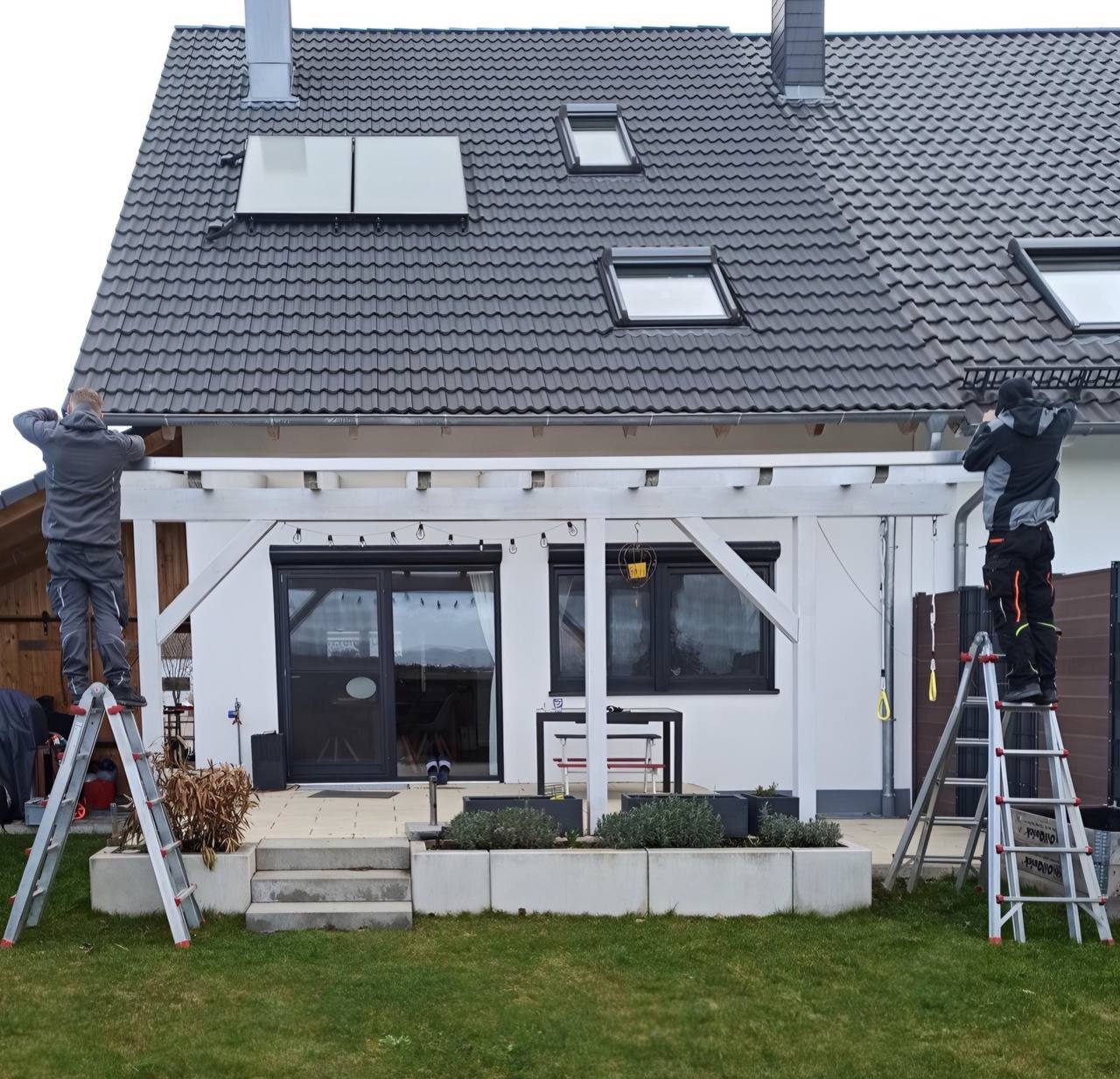 Montage einer Pergola durch zwei Monteure