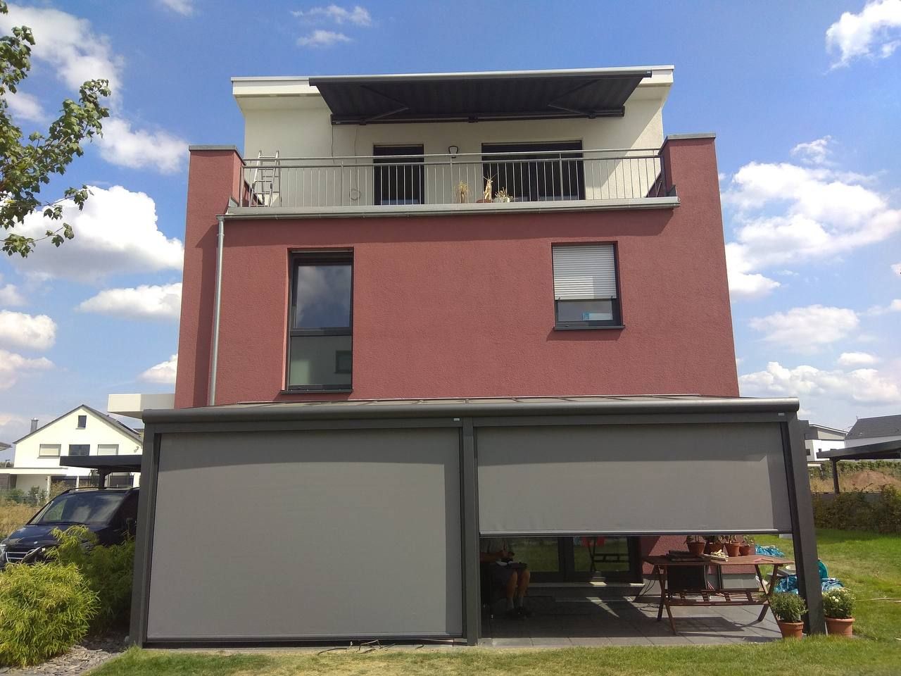 Wohnhaus mit Pergola und Senkrechtmarkisen