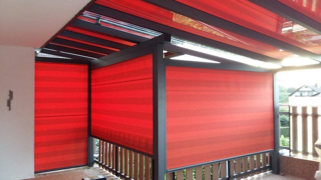 Rote Senkrechtmarkisen an einer Pergola
